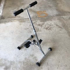 座ってできるペダル運動器の画像