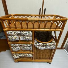 美品 コマ付き 籐製ランドリーバスケット