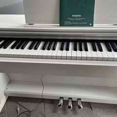 白色YAMAHA YDP-143WH電子ピアノ アリウス　付属品：本体、電源アダプタ、椅子 の画像