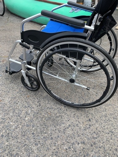 自走用　ノーパンクタイヤ　車椅子　ブルー