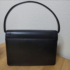 ブラックレザーハンドバッグの画像