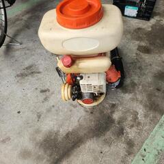 メーカー不明背負い動力散布機
