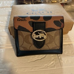 コーチ　アウトレット商品　新品　二つ折り財布