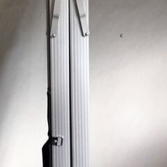 脚立(電車通勤でも運べる棒状に折り畳めます バッグも付き)の画像