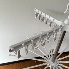 アイリスオーヤマ 高さ調節ができてピンチハンガーとしても使用可能なパラソル洗濯物干し 2段 直径約84cm CLS-132Rの画像