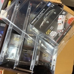 約4年分　ミニカーの空箱、台座、ブリ切りカード、譲ります。の画像