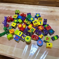 おもちゃ　木製　紐通し　知育玩具