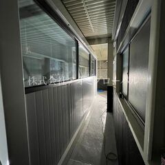 店舗にも最適 3×6ｍ ガラス張り ショールームなどにも プレハブハウス 庇付き豪華仕様 全国ＯＫ 事務所や店舗にもの画像