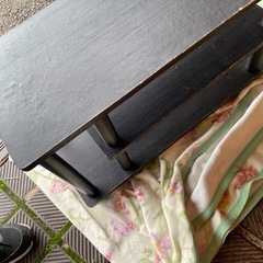 シンプルな黒い木製テレビ台 3段の画像