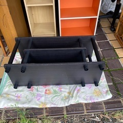 シンプルな黒い木製テレビ台 3段の画像