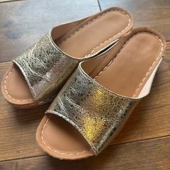 ゴールドの軽量サンダル