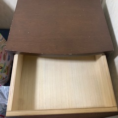 コンセント付きベッドサイドテーブルの画像