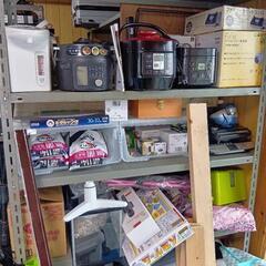 炊飯器、ポット、イス、収納ケース、PC、除湿機、エアコン、食器類