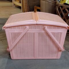 昭和レトロ ピクニックバスケット プラスチック製 かご 小物入れ ヴィンテージ ピンク　/TJ-2441 2F南の画像