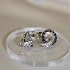 【お取引中】ピアス 金属アレルギー対応 ローマ数字Wリングステンレスピアス レディースの画像