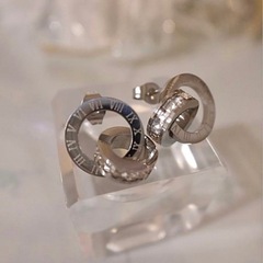 【お取引中】ピアス 金属アレルギー対応 ローマ数字Wリングステンレスピアス レディースの画像