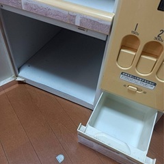 米びつ付き炊飯器棚の画像
