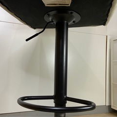 カウンターチェア 昇降機能あり クッション部に汚れあり 中古　の画像