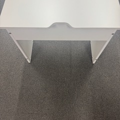 オフィスデスクの画像