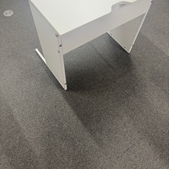 オフィスデスクの画像