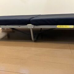 折り畳みベット　メーカー不明　1台2000円　2台あります。の画像