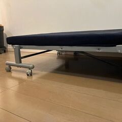 折り畳みベット　メーカー不明　1台2000円　2台あります。の画像