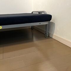 折り畳みベット　メーカー不明　1台2000円　2台あります。の画像