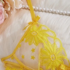 黄色の花🌼が咲く🌼綺麗なランジェリー🌼の画像