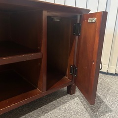 扉付き収納キャビネットの画像