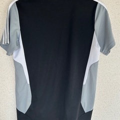 ユニセックスadidasスポーツTシャツの画像
