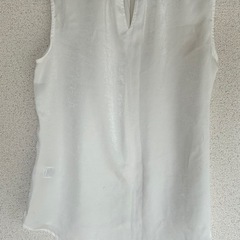 新品レディースGUシフォン白ノースリーブの画像
