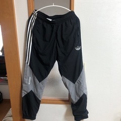 アディダス　ナイロンパンツ