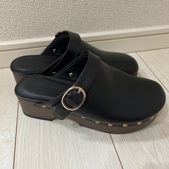 ほぼ、新品 厚底サンダル ブラック