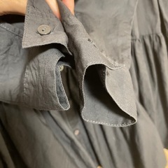裾フレア　ノーカラーブラウス　デザイントップス　ふんわりシャツ　の画像