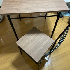 ダイニングテーブルと椅子二脚セットの画像