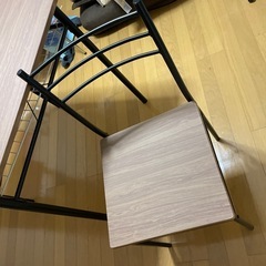 ダイニングテーブルと椅子二脚セットの画像