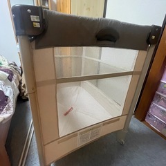 ベビーベッド(完全なセット)の画像