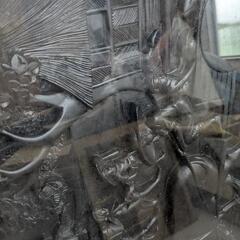 黒檀?彫刻　テーブルの画像