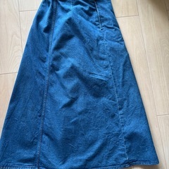 GU デニムブルー ボタン付きロングスカート Sの画像