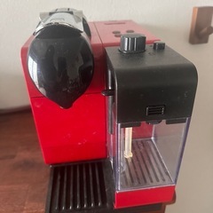【お取引中】Nespresso 赤 エスプレッソマシン ミルク泡立て機能付きの画像