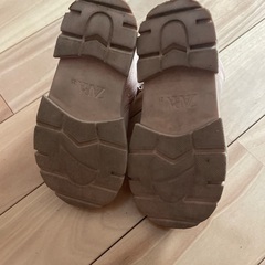 ZARAのキッズブーツピンクベージュ約15センチの画像