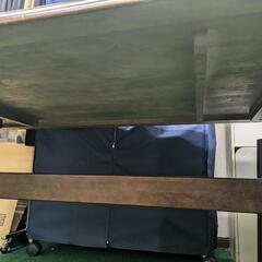 重厚な木製テーブルと回転椅子4脚セットの画像