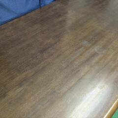 重厚な木製テーブルと回転椅子4脚セットの画像