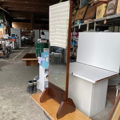 ブラウン木製スタンドミラーの画像