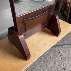 ブラウン木製スタンドミラーの画像