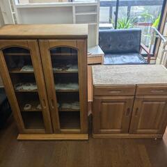 棚板変更可能な上下セパレート食器棚の画像