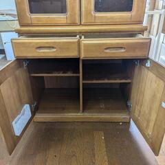 棚板変更可能な上下セパレート食器棚の画像