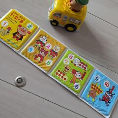 アンパンマンの車おもちゃと本の画像