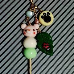 ハンドメイド　樹脂で作ったクマさん３色団子チャーム付き
