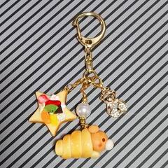 樹脂粘土で作ったコローネクマさんと星型スイーツパンケーキ・クマさんのアクセサリーの画像